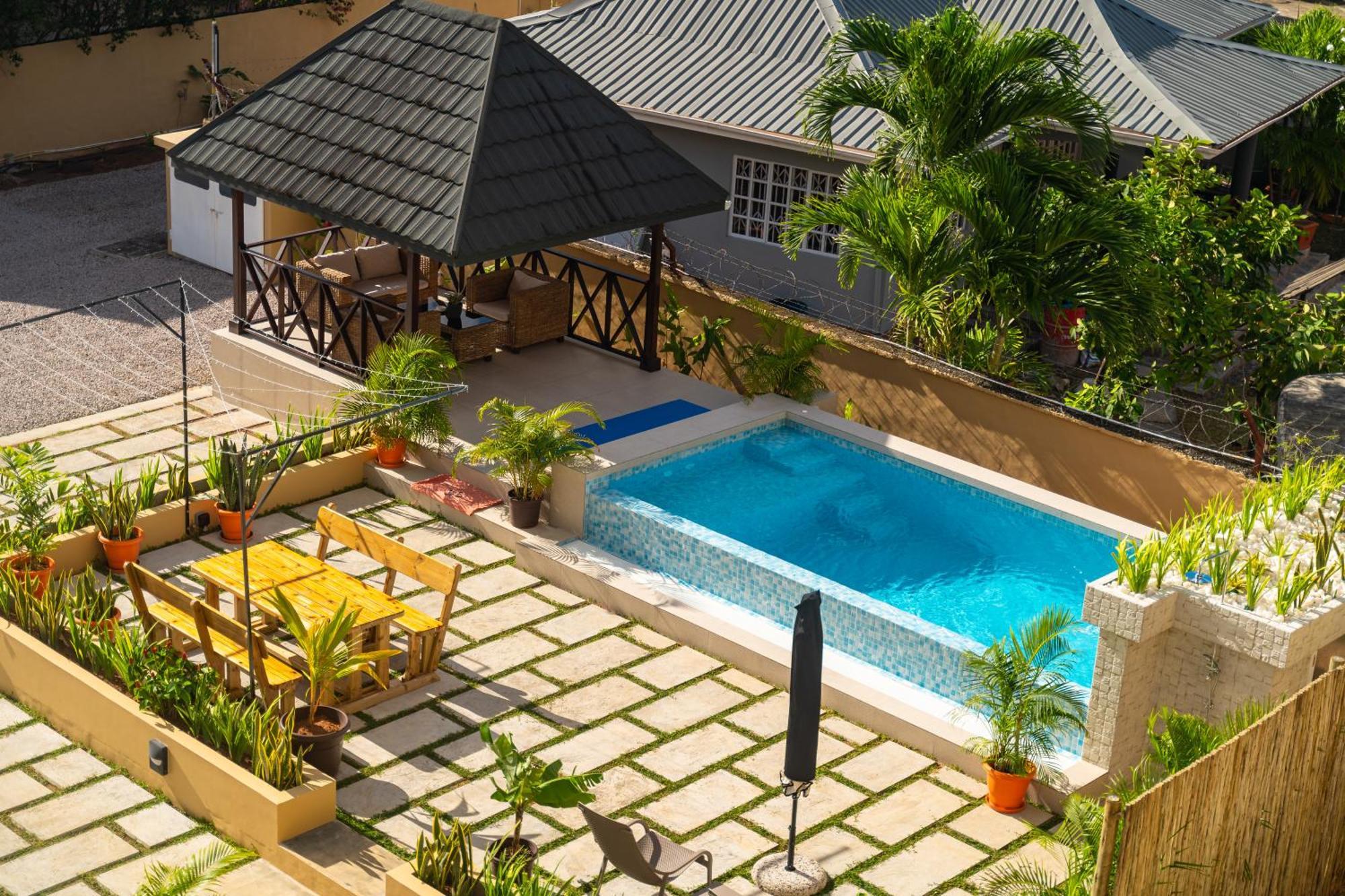 Tropical Hideaway Aparthotel Beau Vallon  Exterior photo